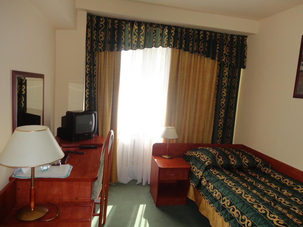 Hotel Accademia Ostrowiec Świętokrzyski Buitenkant foto