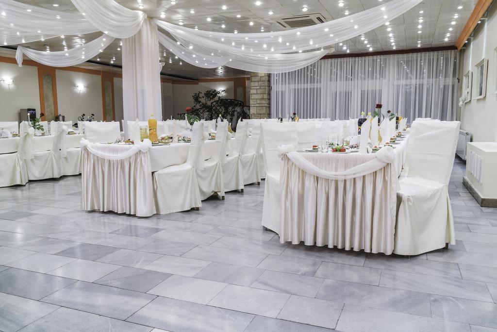 Hotel Accademia Ostrowiec Świętokrzyski Buitenkant foto