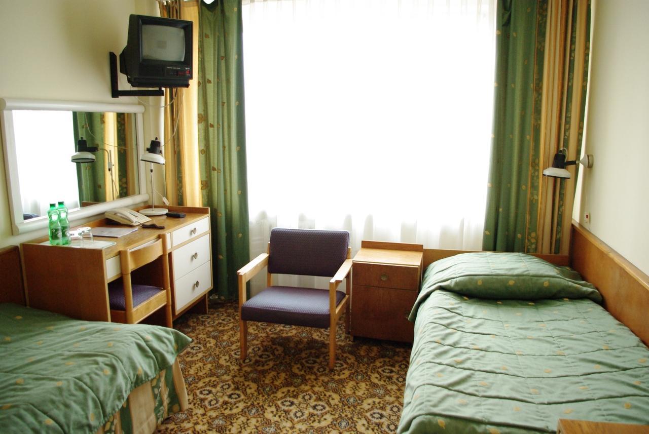 Hotel Accademia Ostrowiec Świętokrzyski Buitenkant foto