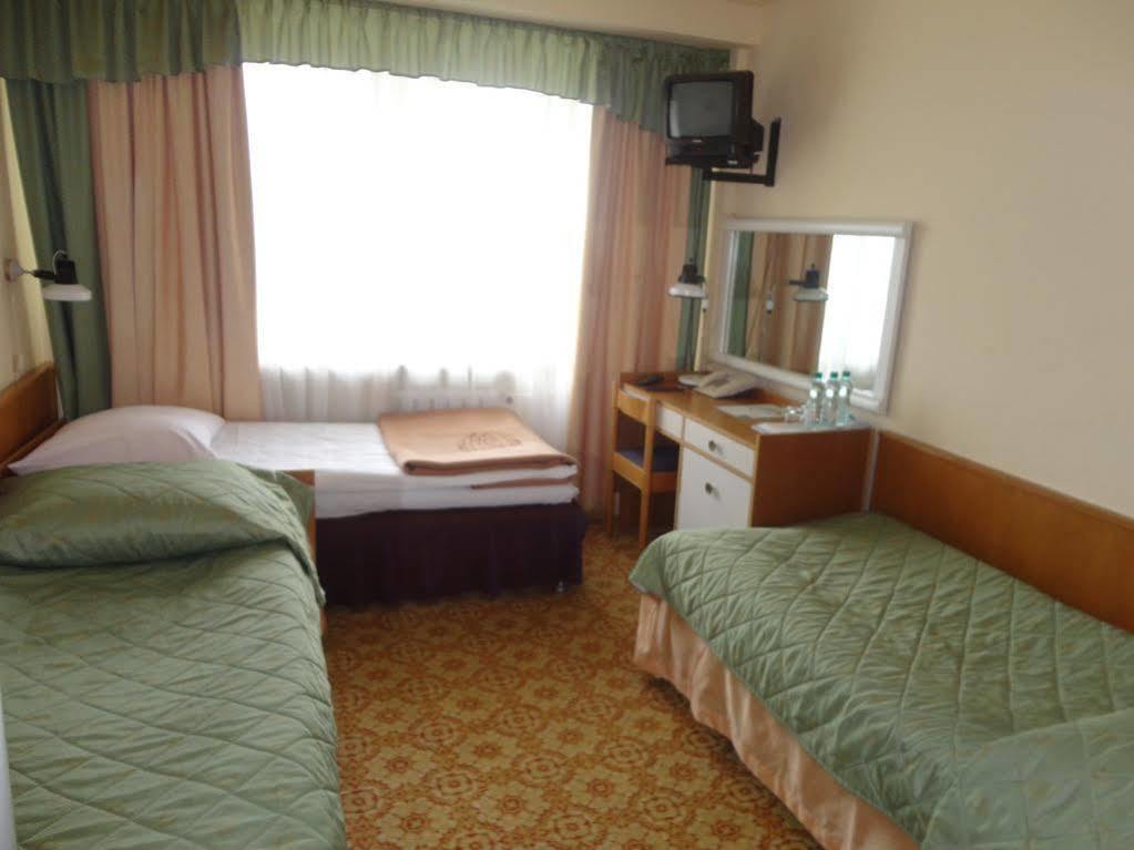 Hotel Accademia Ostrowiec Świętokrzyski Buitenkant foto
