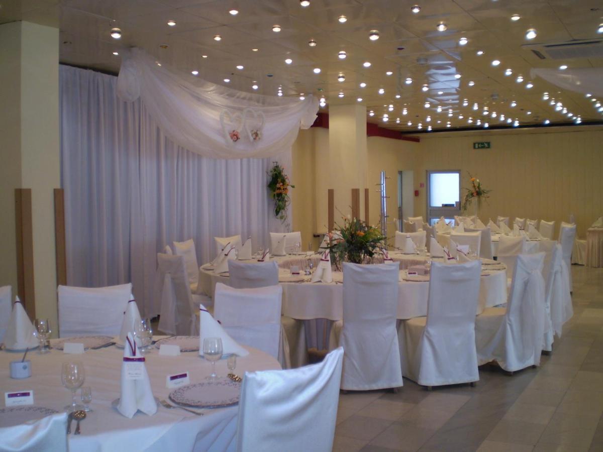 Hotel Accademia Ostrowiec Świętokrzyski Buitenkant foto