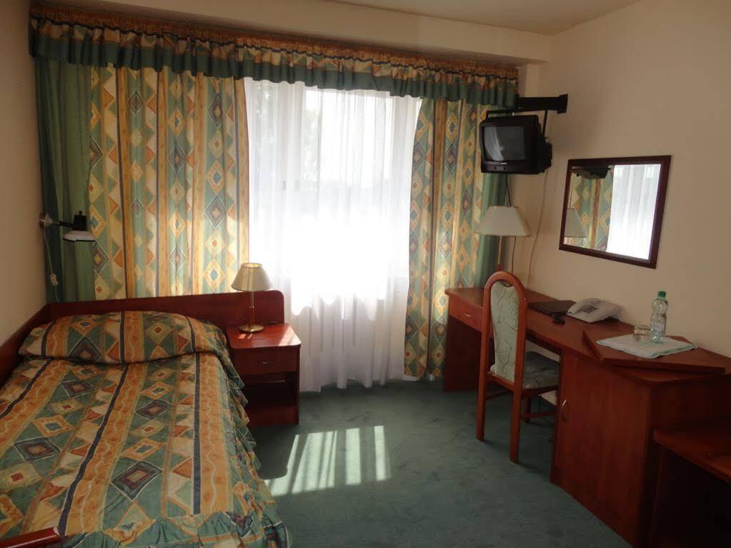 Hotel Accademia Ostrowiec Świętokrzyski Buitenkant foto