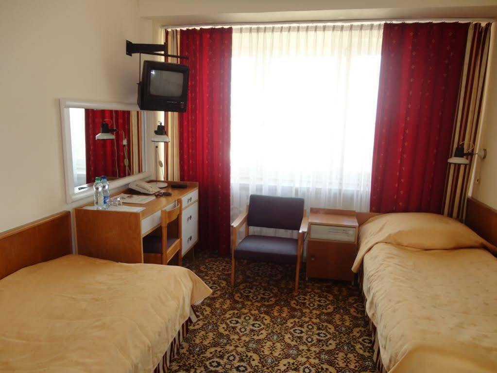 Hotel Accademia Ostrowiec Świętokrzyski Buitenkant foto