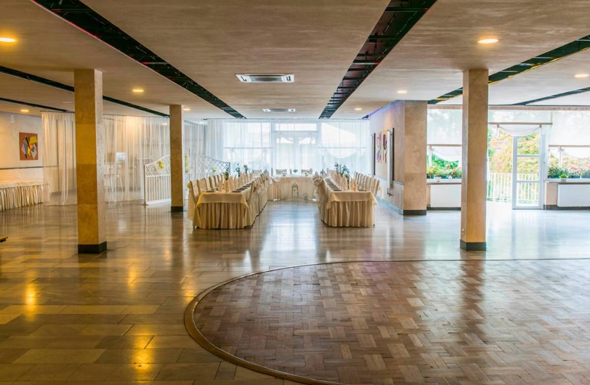 Hotel Accademia Ostrowiec Świętokrzyski Buitenkant foto