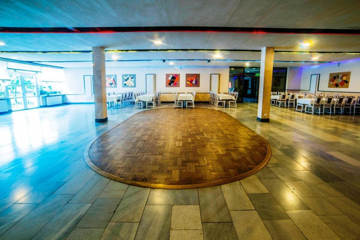 Hotel Accademia Ostrowiec Świętokrzyski Buitenkant foto