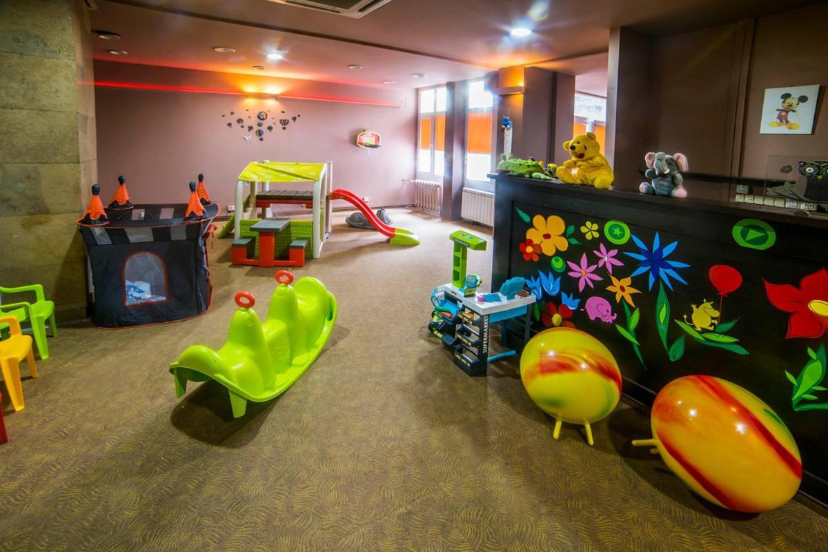 Hotel Accademia Ostrowiec Świętokrzyski Buitenkant foto