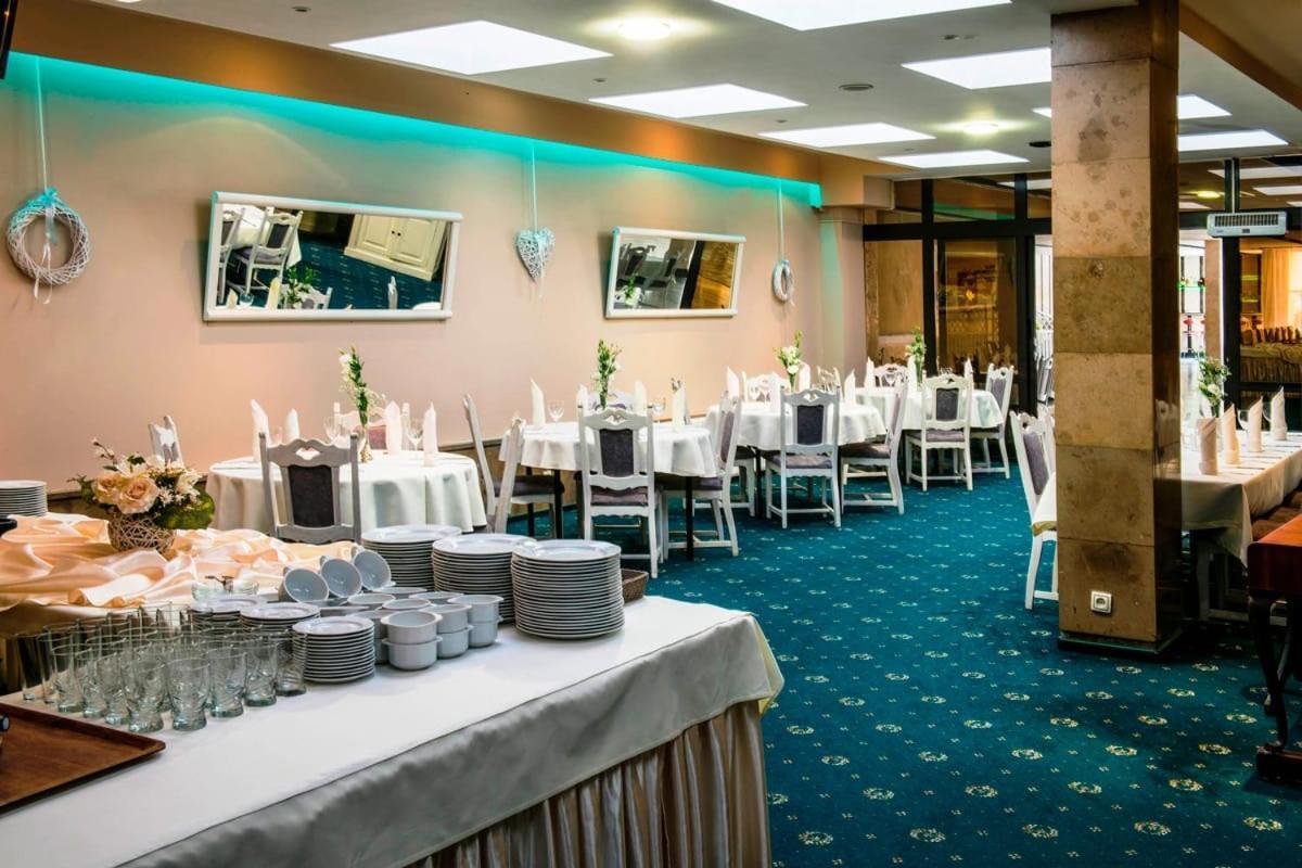 Hotel Accademia Ostrowiec Świętokrzyski Buitenkant foto