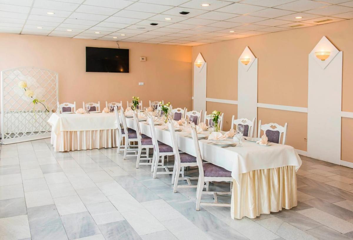 Hotel Accademia Ostrowiec Świętokrzyski Buitenkant foto